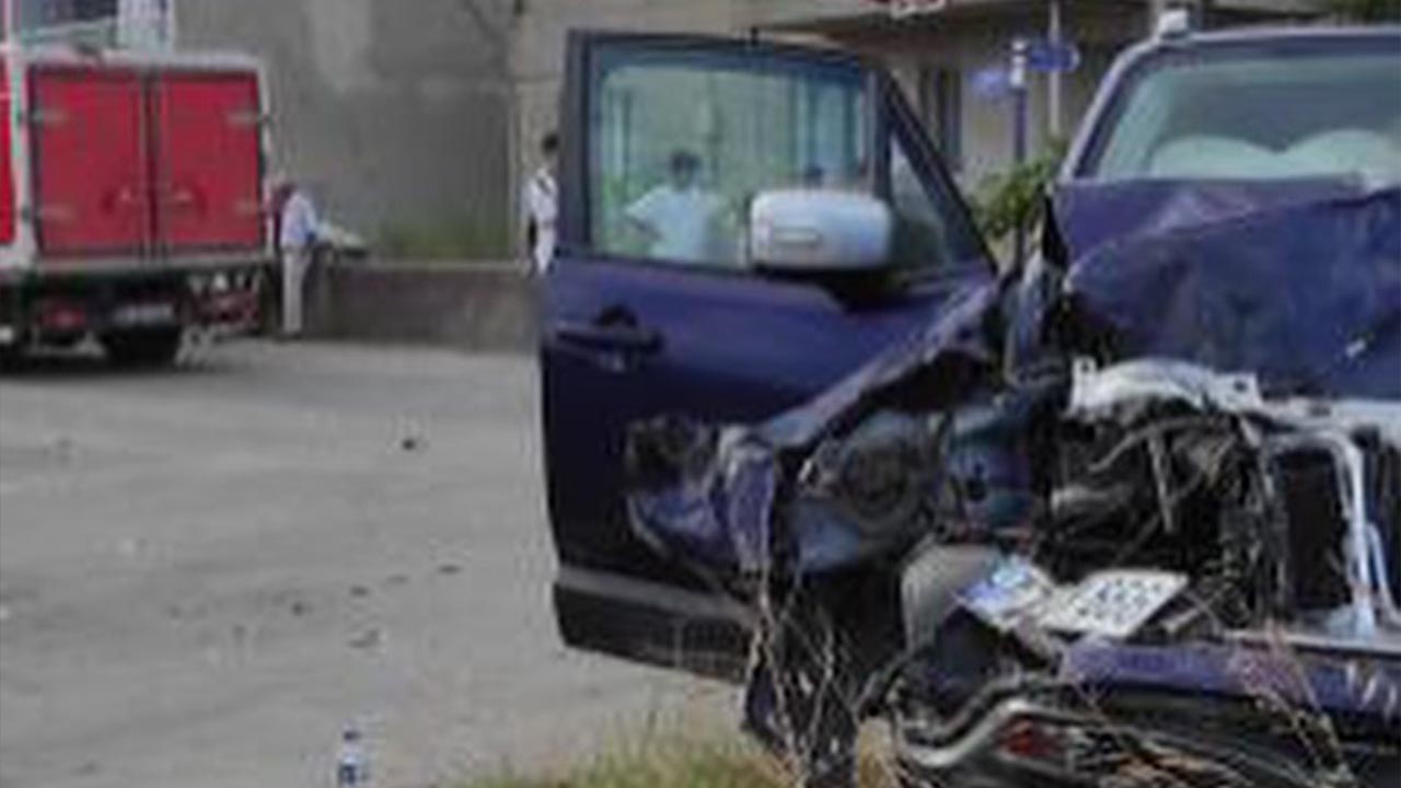 Bayraktepe Mahallesi’nde maddi hasarlı trafik kazası (2)