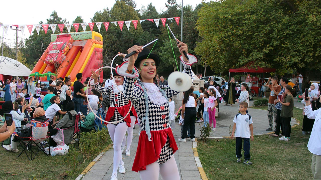 Çocuklar bu şenlikte doyasıya eğlendi (1)