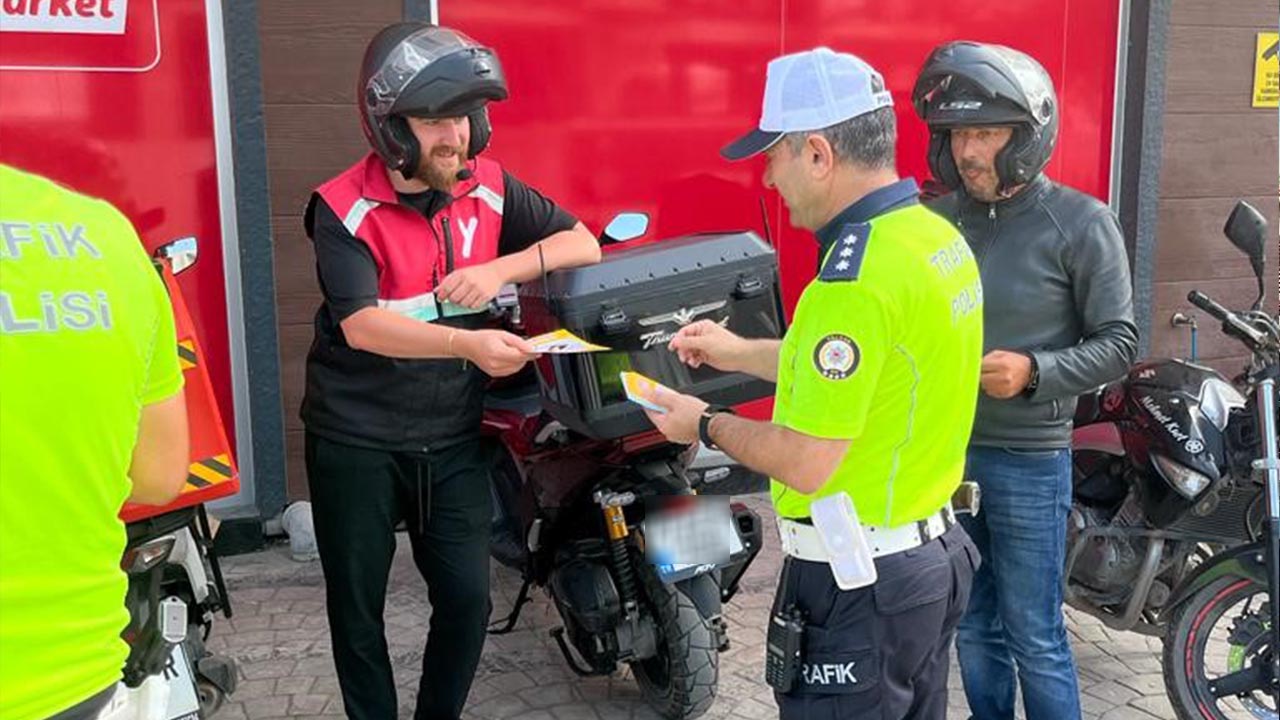 Motor sürücülerine broşür dağıttılar (2)