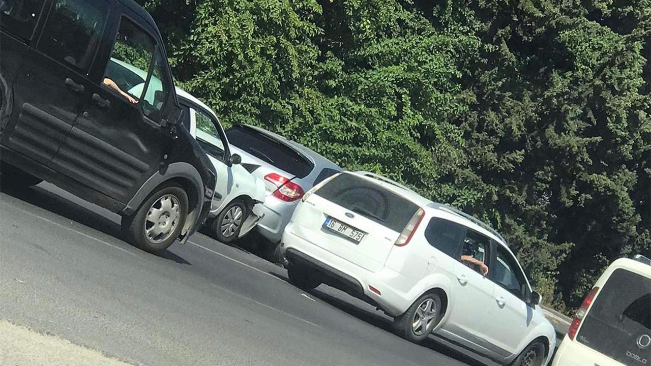 Yalova - Çiftlikköy Yolu üzerinde maddi hasarlı trafik kazası (2)
