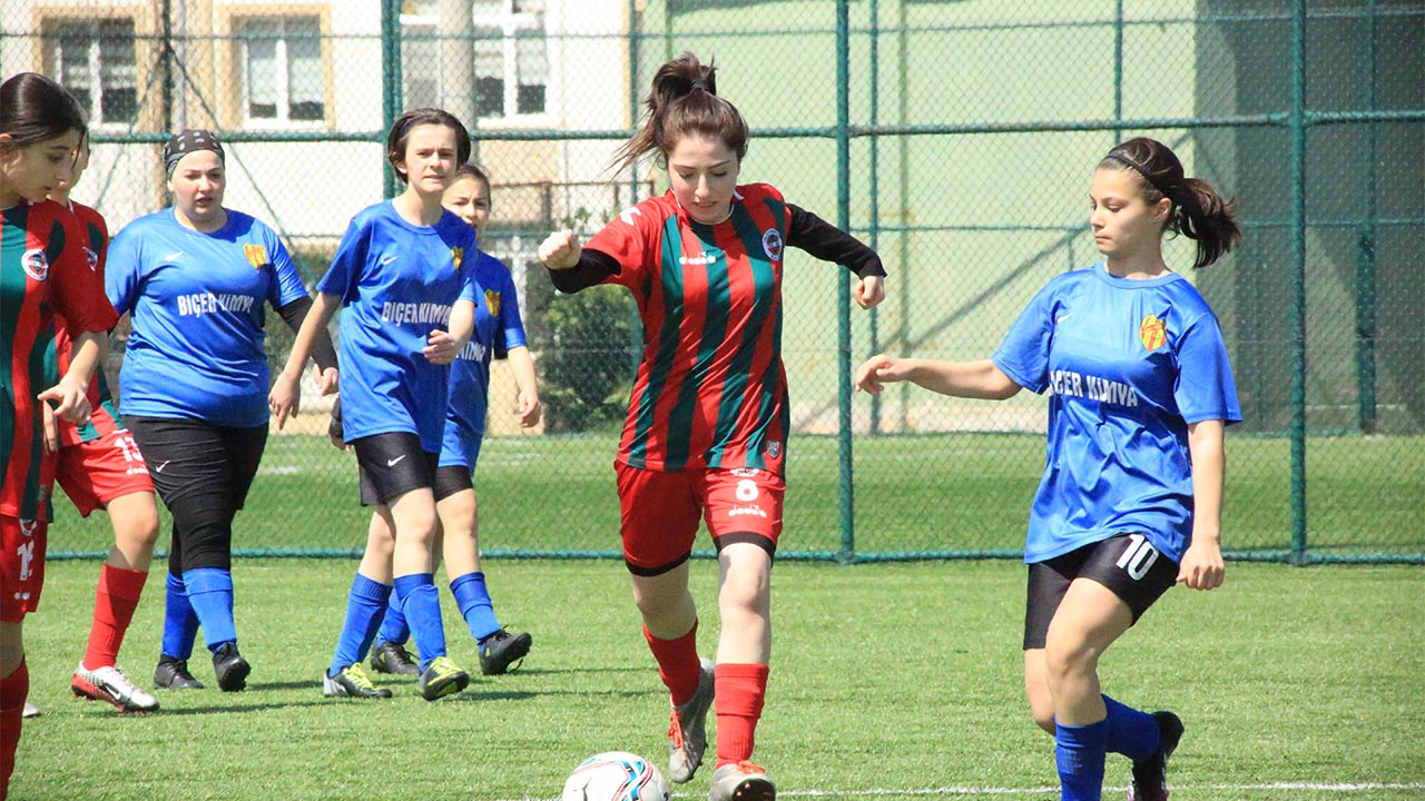 fatma-basaran-yalova-spor-kadin-istifa-futbol (2)