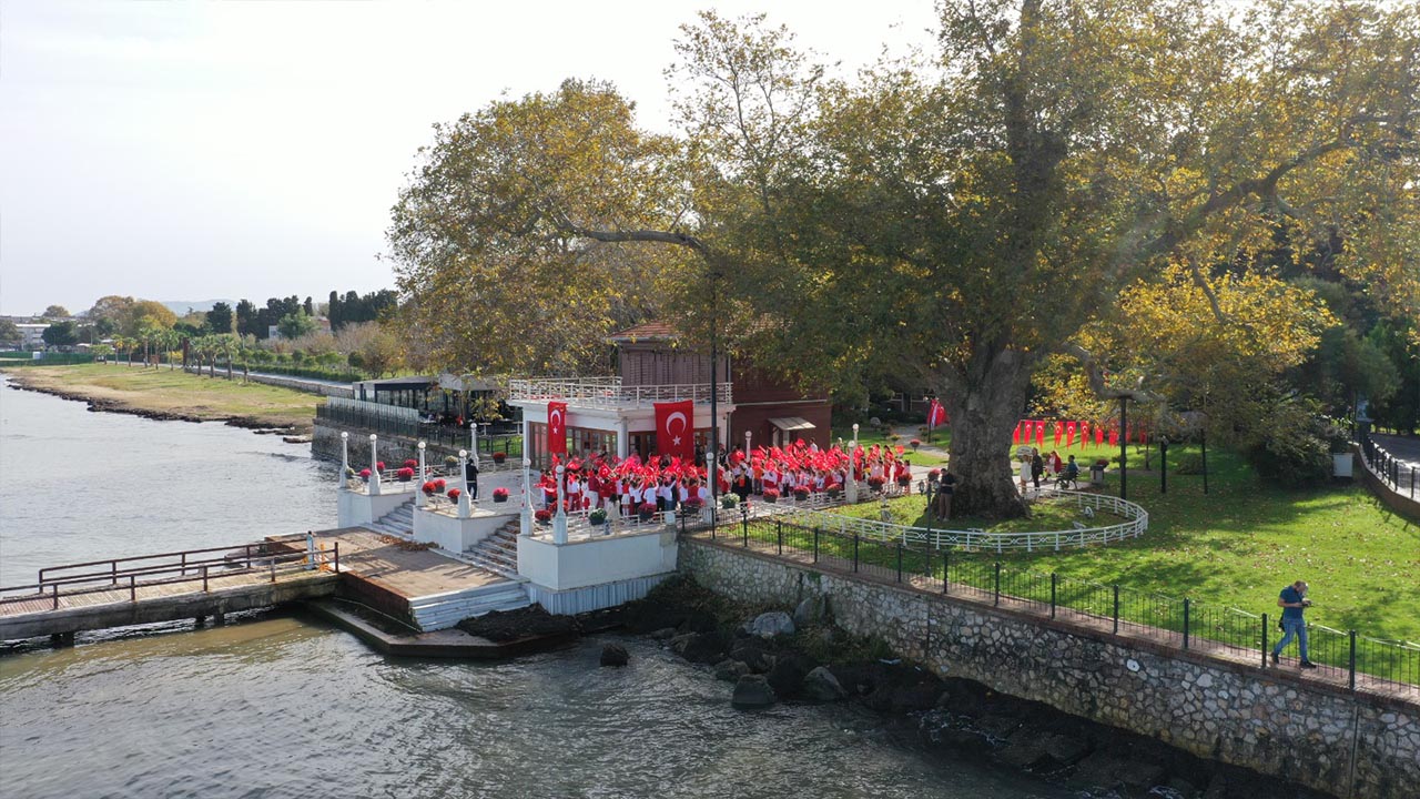 yalova-yürüyen-kösk-cumhuriyet-ögrenci-ucak-gösteri2