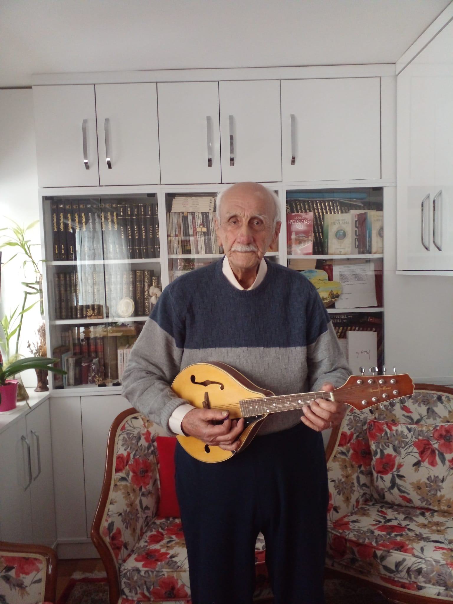 4. gün 3. fotoğraf Okullarda mandoliniyle çaldı birçok marş ve türkü öğretti.