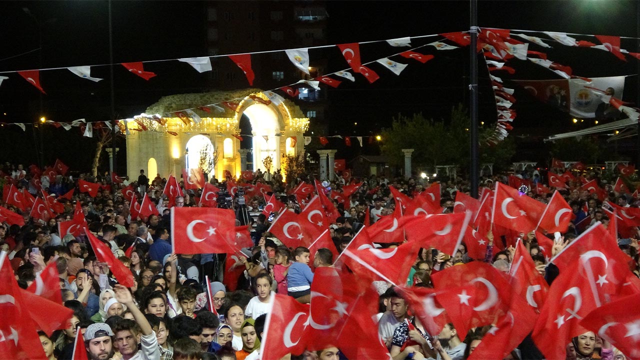 Kıraç Cumhuriyetin 100. yıl marşını ilk kez Kozan’da hayranlarına dinletti (13)