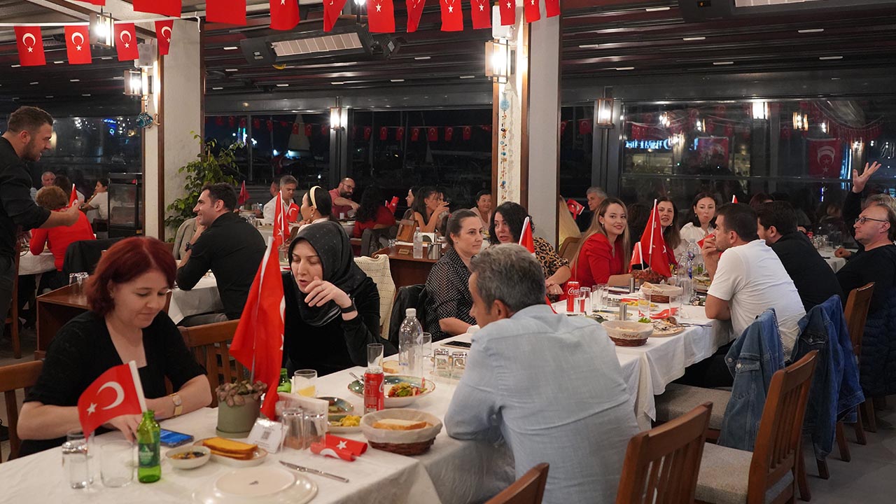yalova-cumhuriyet-balik-restoran-marina-kutlama (3)