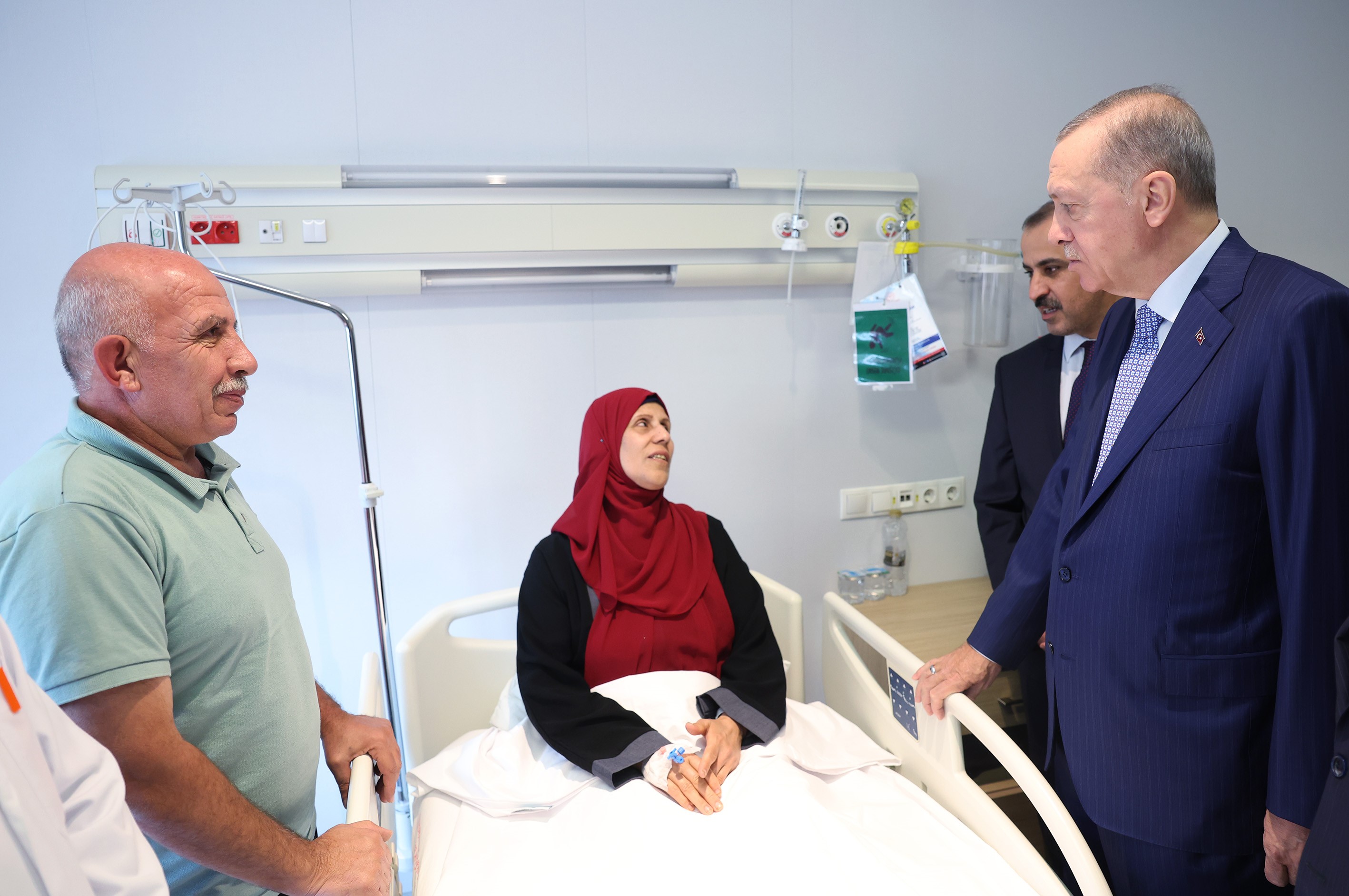 cumhur başkanı gazzeli hastaları ziyaret etti
