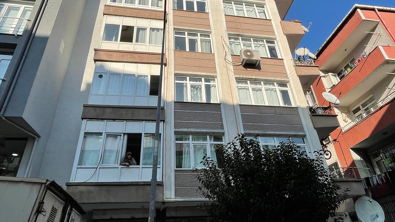 Deprem sırasında balkonunda çökme meydana gelen bina boşaltılıyor (3)