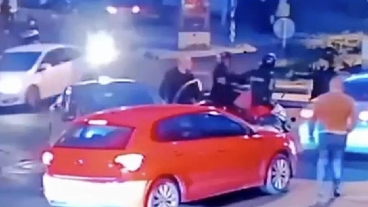 İstanbul’da korku dolu anlar kamerada Taksicinin başına silah dayadı (3)