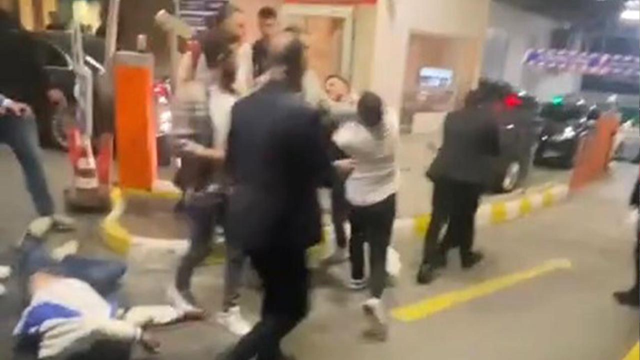 İstanbul’da yaşanan tekme ve yumruklu kavgalar kamerada Kız arkadaşına laf atan şahısları dövdü   (2)