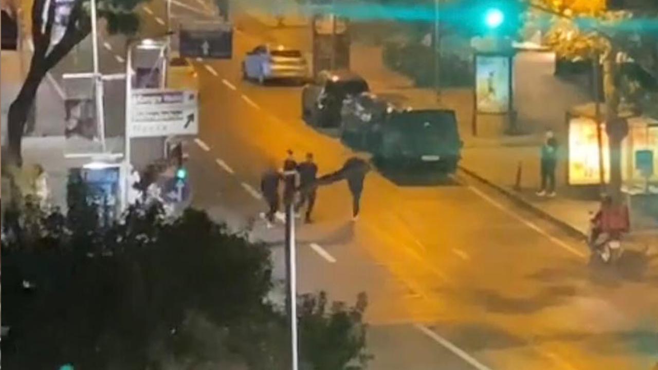 İstanbul’da yaşanan tekme ve yumruklu kavgalar kamerada Kız arkadaşına laf atan şahısları dövdü   (5)