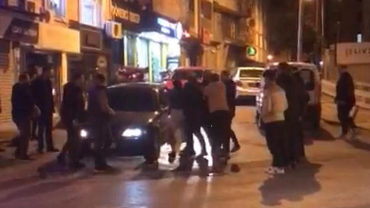 İstanbul’da yaşanan tekme ve yumruklu kavgalar kamerada Kız arkadaşına laf atan şahısları dövdü   (7)