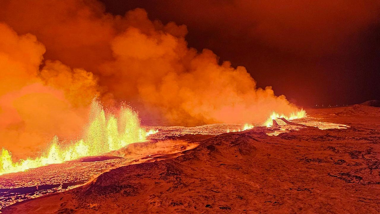İzlanda’da yanardağ patladı (2)