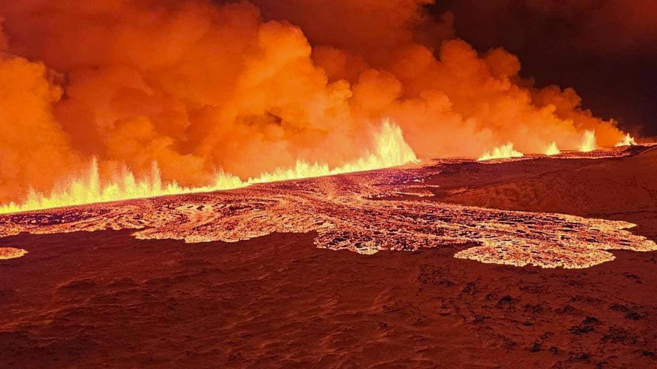 İzlanda’da yanardağ patladı (3)