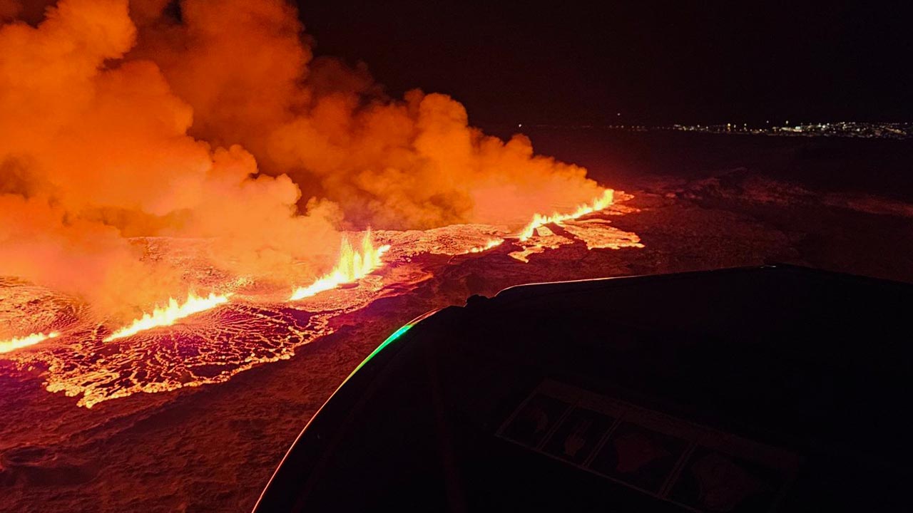 İzlanda’da yanardağ patladı (4)