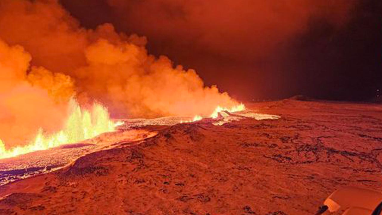 İzlanda’da yanardağ patladı (5)