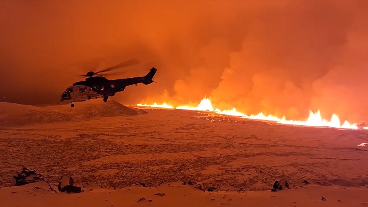 İzlanda’da yanardağ patladı (7)