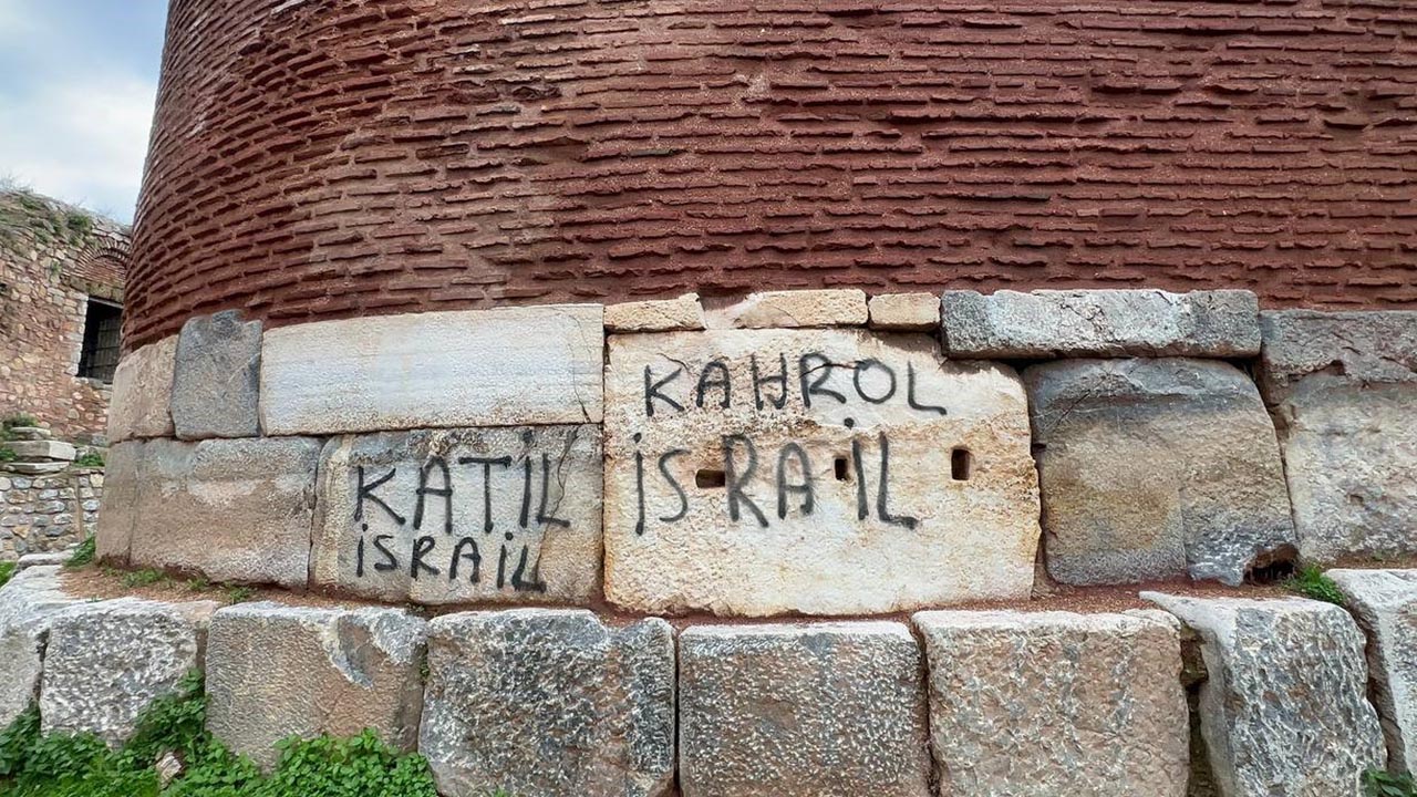 Trajikomik protesto...2 bin yıllık surlara İsrail'in zulmünü kazıdılar   (4)