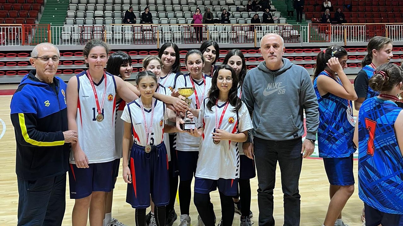 yalova-mahalli-lig-u14-genc-kiz-erkek-basketbol-kupa (2)