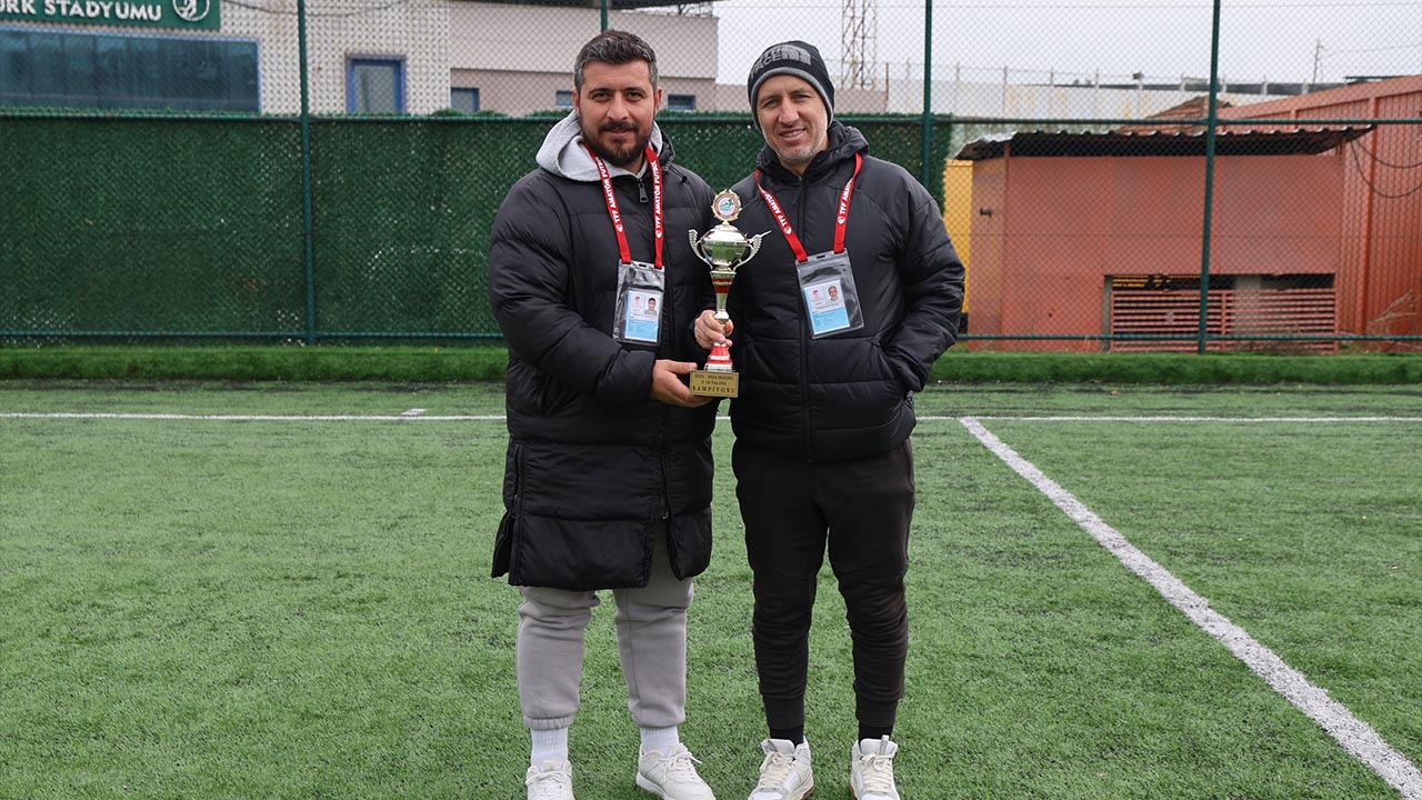 Yalovaspor Esenkoyspor Futbol Mac Sampiyon Kupa Baskan Mehmet Temel (1)