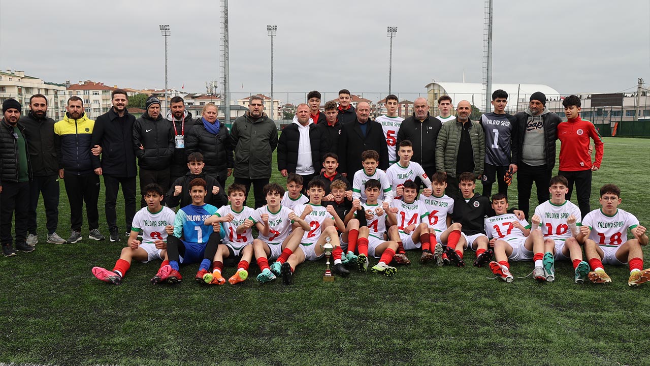 Yalovaspor Esenkoyspor Futbol Mac Sampiyon Kupa Baskan Mehmet Temel (4)