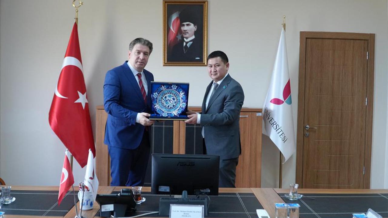 Yalova Universite Kazakistan Baskonsolos Ziyaret Rektor Ogrenci (1)
