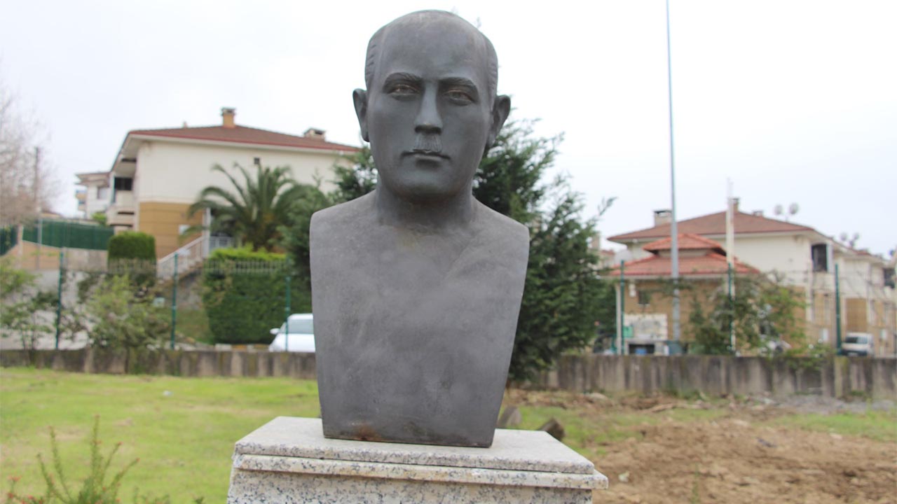 Yalova Gazi Mustafa Kemal Ataturk Bust Haber Gazete Manset (1)