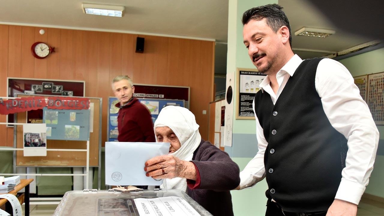 Turkiyenin En Yasli Secmeni Oy Kullandi (2)