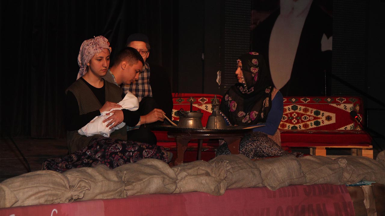 Yalova Guzel Sanatlar Lisesi 18Mart Sehit Canakkale Zaferi Tiyatro (8)