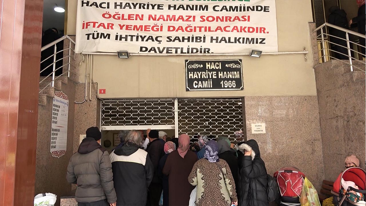 Yalova Hayriye Hanim Cami 34 Yil Gelenek Iftar Yemek Dagitim (4)