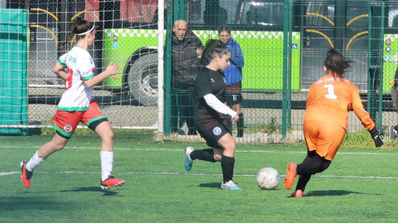 Yalovaspor Futbol Karsiyaka Kolej Spor Kocaeli 3 Puan Galibiyet (6)