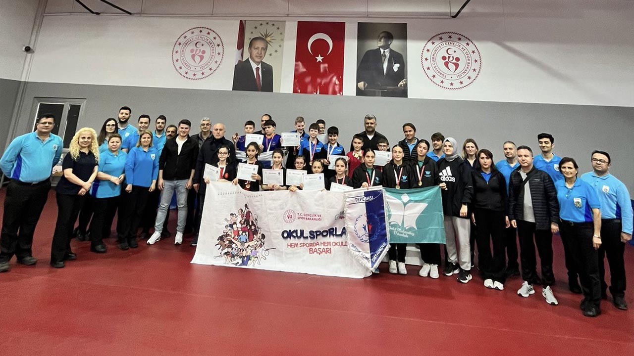 Yalova Turkiye Masa Tenis Mehmet Akif Guclu Okulları Basari Sampiyona Erkek Kiz (2)