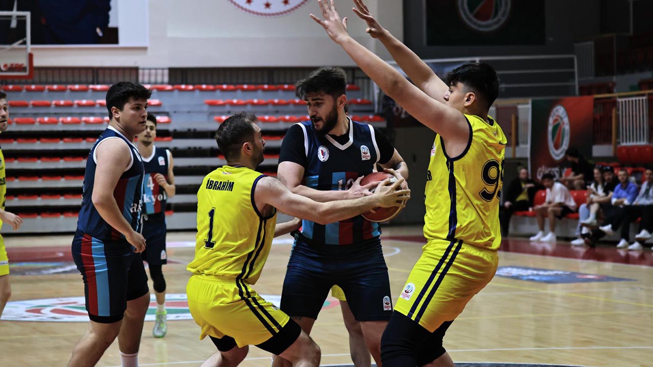 Yalova Universite Dev Adam Basketbol Galibiyet Mac Play Off (2)