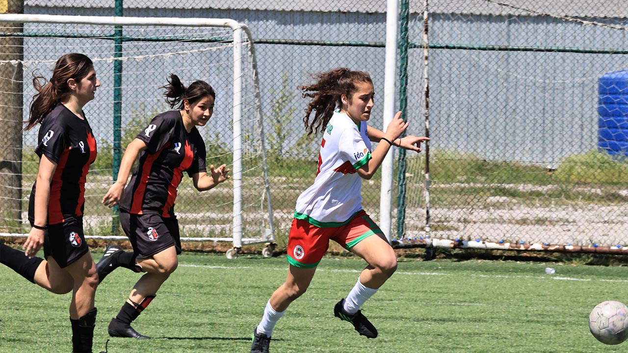 Yalovaspor Idmanocagi Futbol Kadin Mac Beraberlik (2)