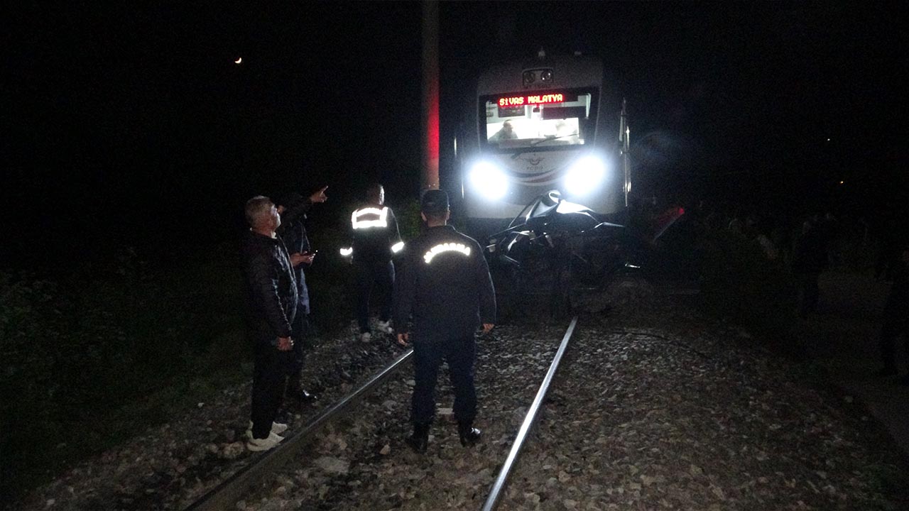 Malatya Kaza Tren Araba Vefat Ölü (2)