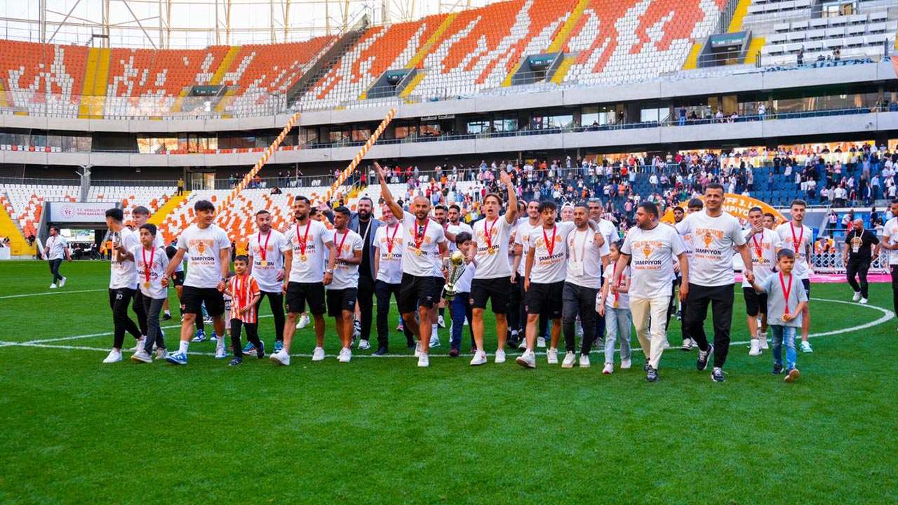 Yalova Genc Stoper Adana Futbol Lig Sampiyonluk (1)