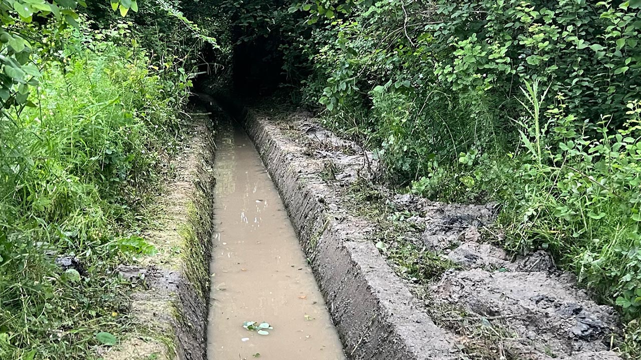 Yalova Kadikoy Belediye Personel Vatan Cadde Calisma Sinek Lavra Ilacma Su Kanali Temizlik (4)