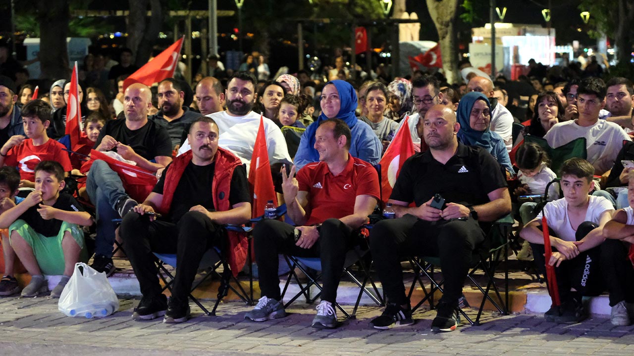 Yalova Ciftlikkoy Belediye Baskan Cekya Turkiye Milli Mac Dev Ekran (2)