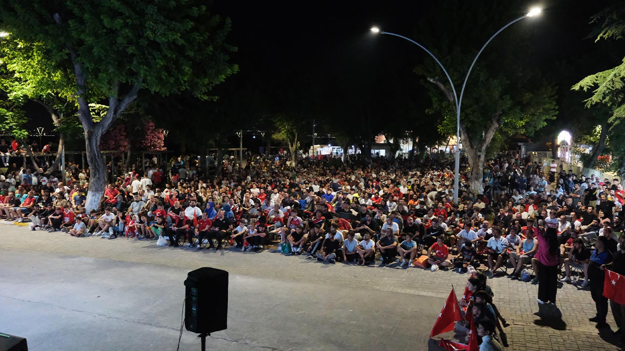 Yalova Ciftlikkoy Belediye Baskan Cekya Turkiye Milli Mac Dev Ekran (3)