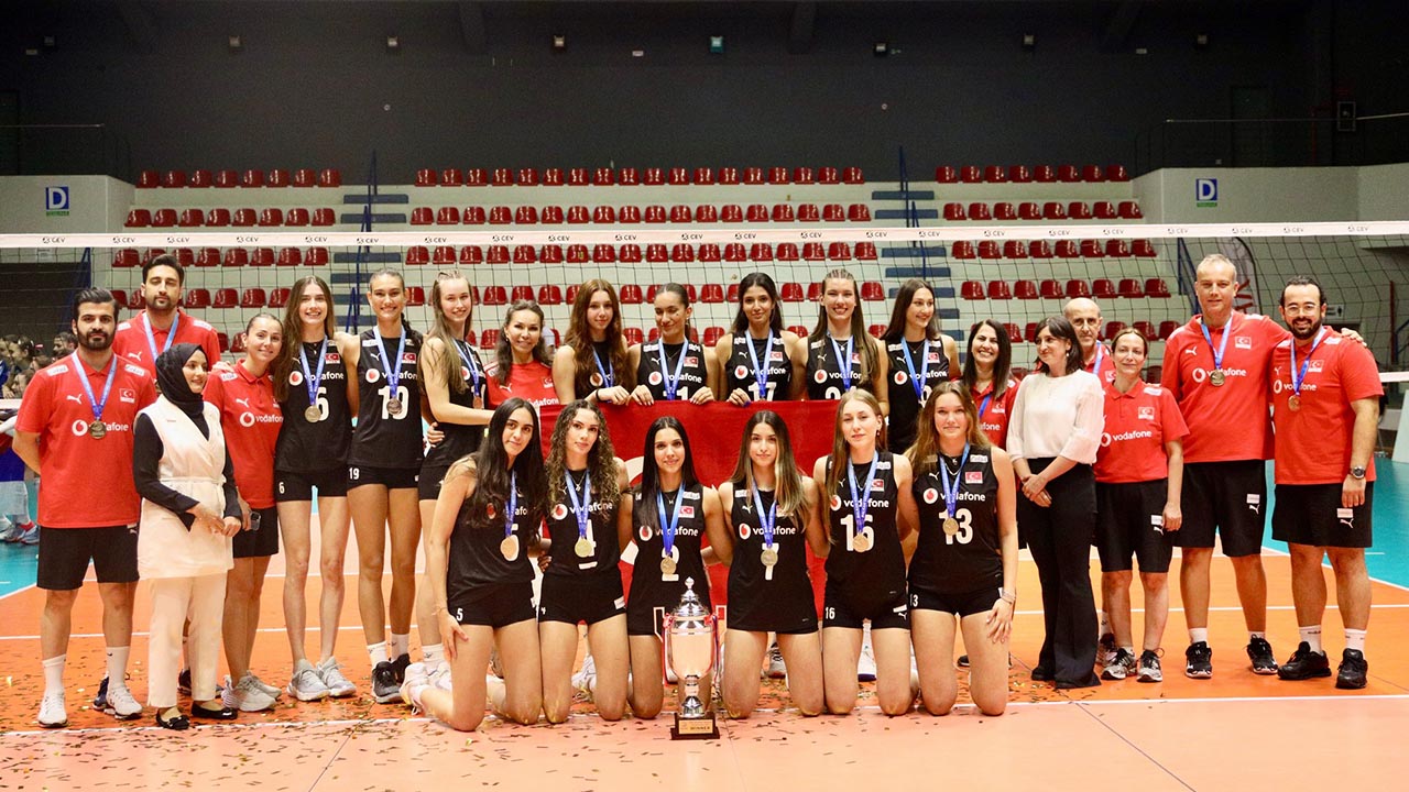 Yalova Genc Smacor 20 Yasalti Avrupa Voleybol Sampiyona Balkan Sampiyon (4)