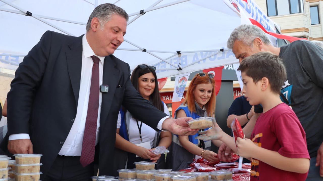 Yalova Belediye Baskan Muharrem Ay Asure Dagitim Merkez Meydan (3)