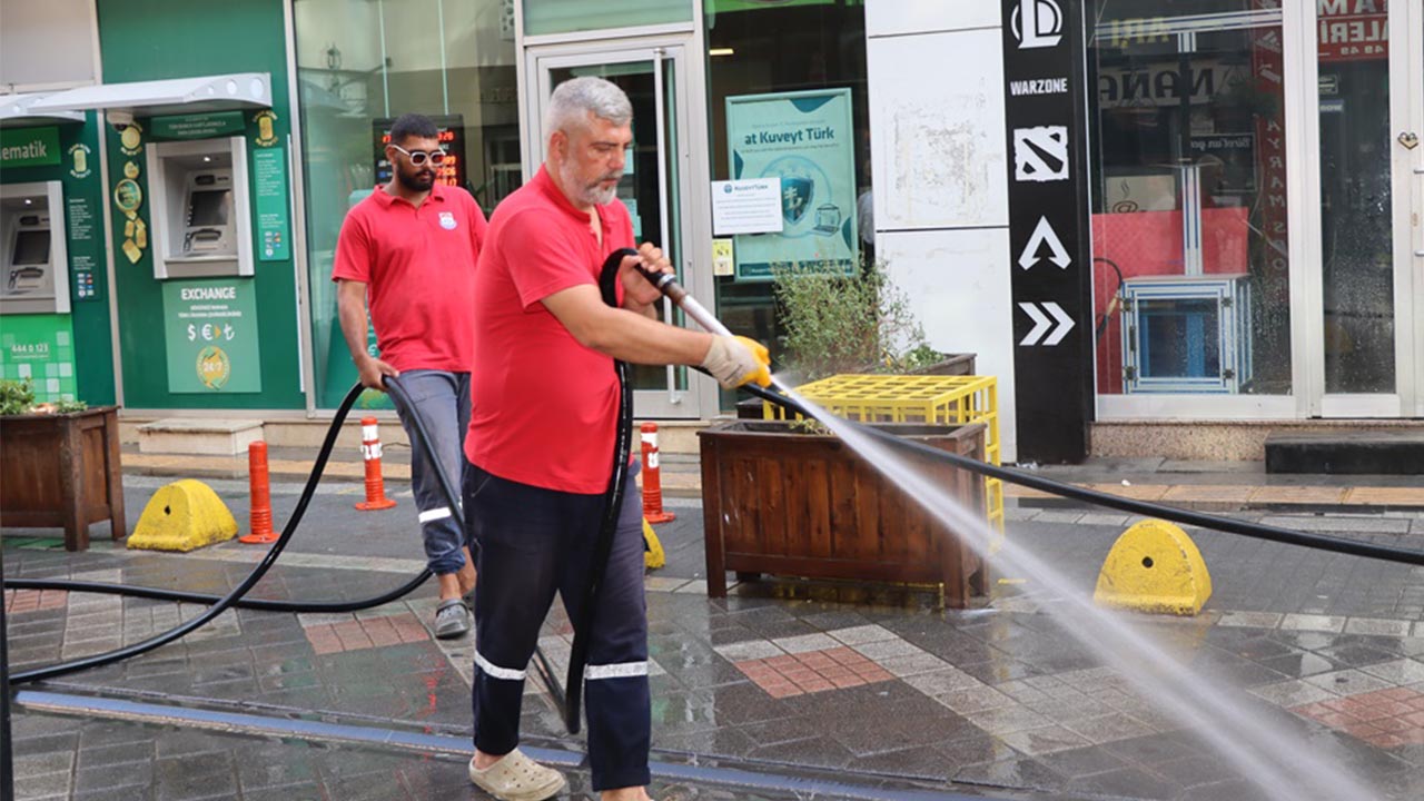 Yalova Belediyesi Temizlik Ekip Huzur Hurriyet Sokak Temizlik (3)