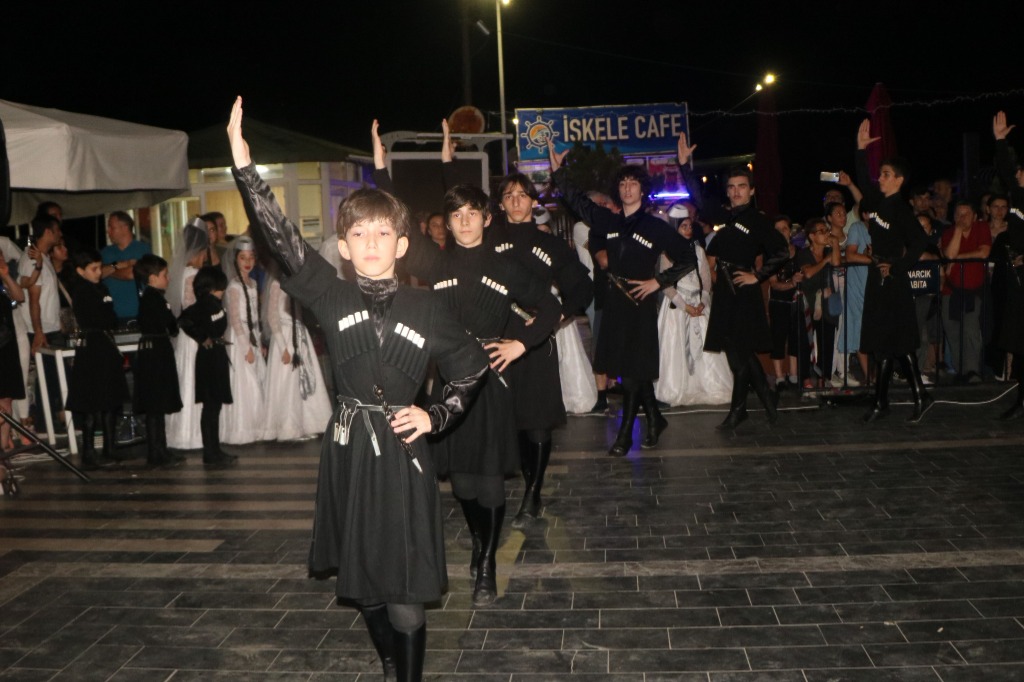 Yalova Cinarcik Halk Danslari Tufag Gece Gosteri (4)