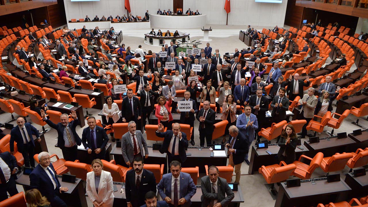 Yalova Vekil Chp Tbmm Genel Kurul Sokak Hayvan Yasa Protesto (2)