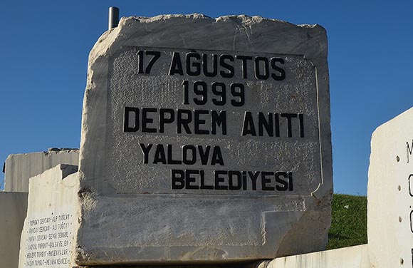 17 Agustos Deprem Aniti 0302 Salonu Kapali Yalova Belediyesi