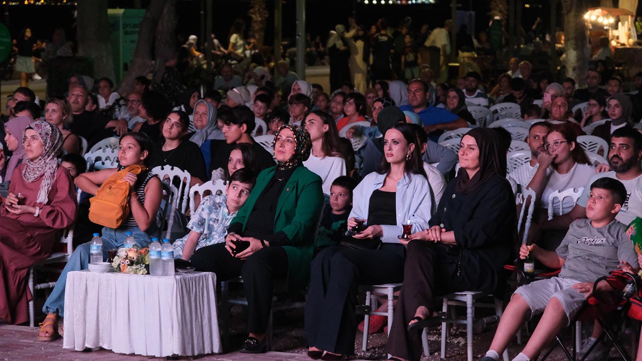 Yalova Ciftlikkoy Blediye Yaz Sinema Acik Hava Hukumet Kadin (5)