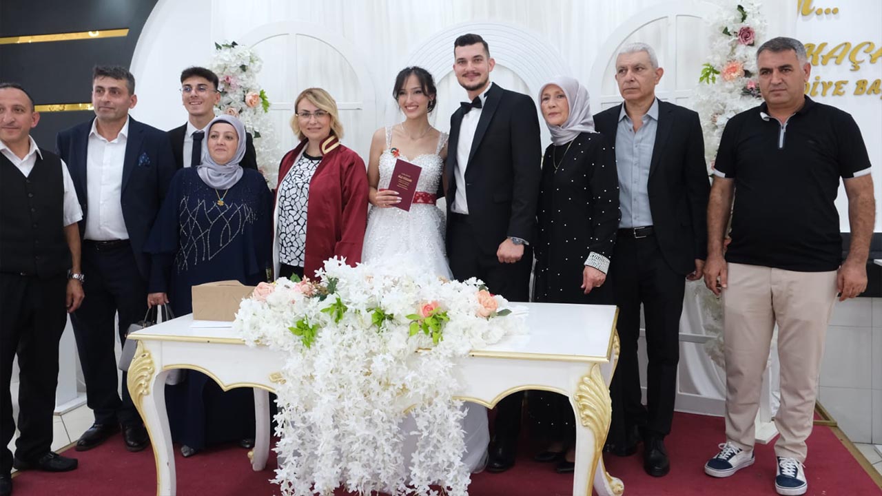 Yalova Altinova Belediye Baskan Yasemin Fazlaca Nikah Genc Cift (1)