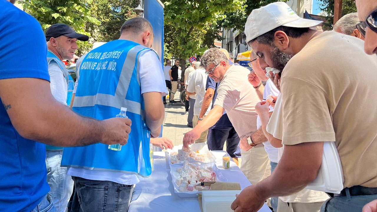 Yalova Belediye Kadin Aile Birim Deprem Anma Lokma Dagitma (2)