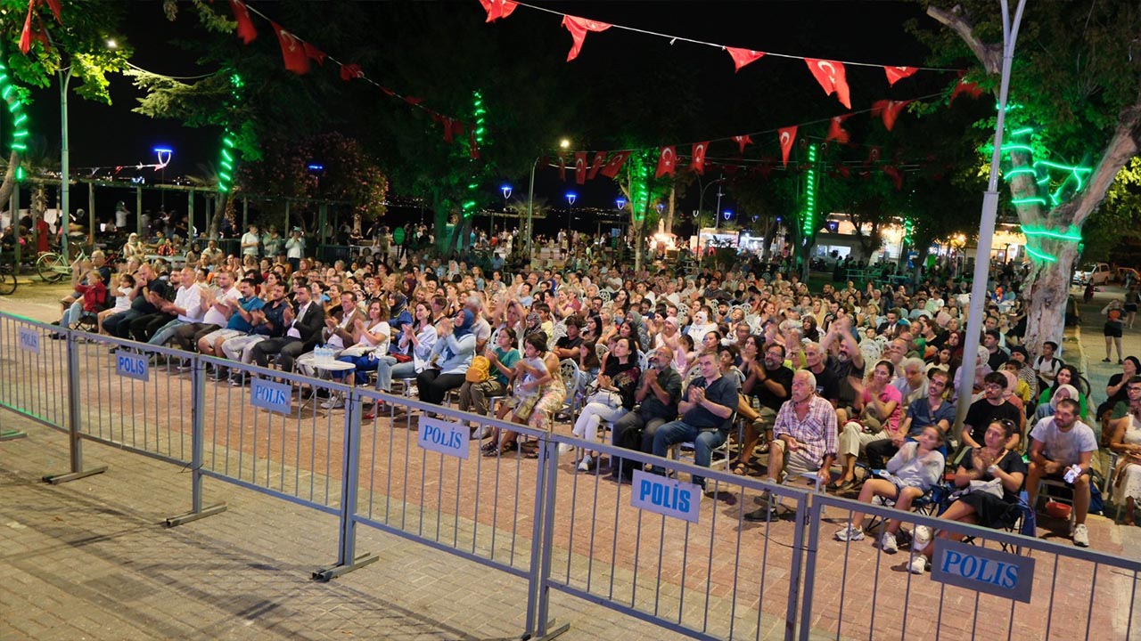 Yalova Ciftlikkoy Belediye 30 Agustos Zafer Bayram Kutlama Program Sunay Akin (6)