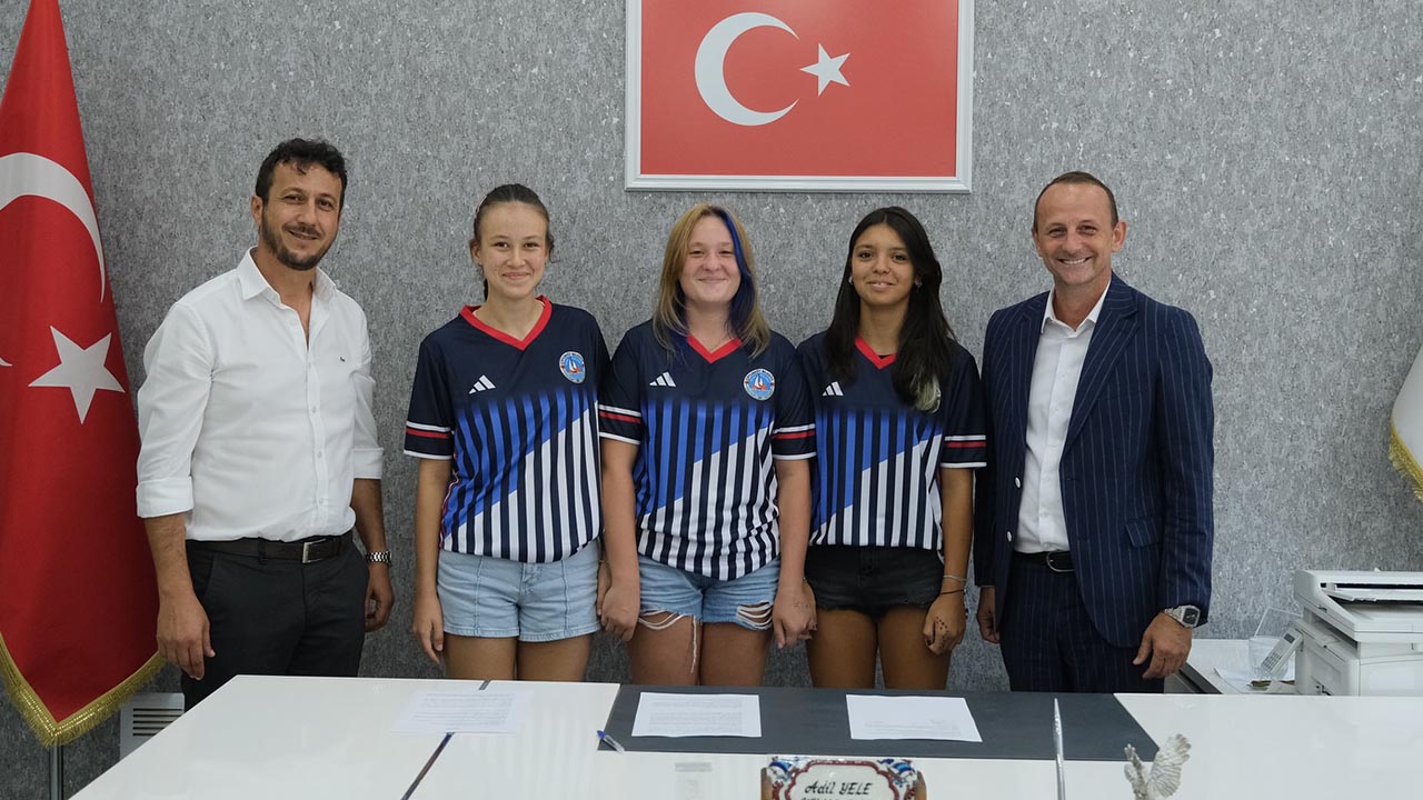 Yalova Ciftlikkoy Belediyespor Voleybol Takim Baskan Antrenor Kondisyoner Imza Yeni Sezon Basari Dilegi (2)