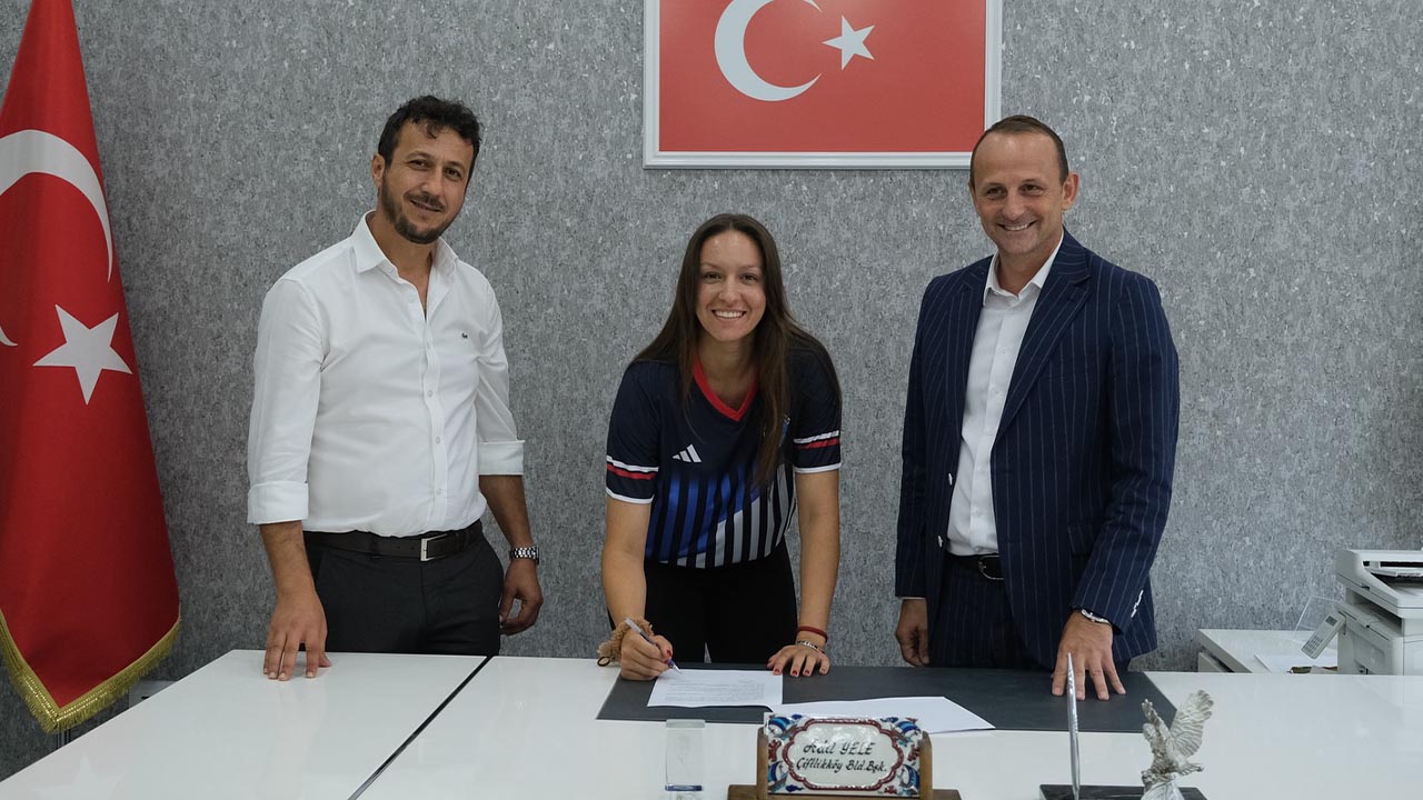 Yalova Ciftlikkoy Belediyespor Voleybol Takim Baskan Antrenor Kondisyoner Imza Yeni Sezon Basari Dilegi (5)